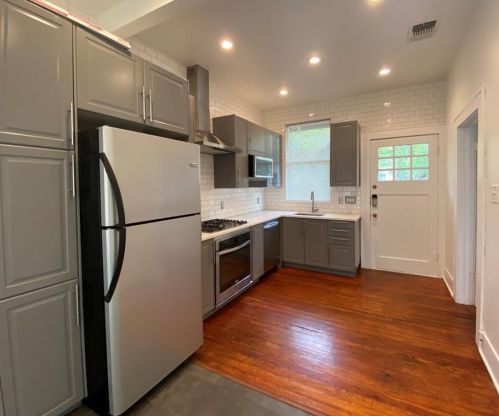 305 29th St, Austin, TX 78705-2925