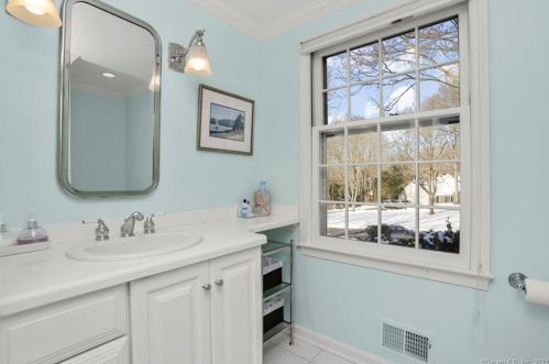 8 Carissa Ln, Greenwich CT 06830-3117 exterior