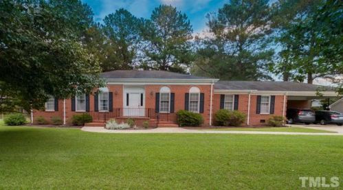 901 Chestnut Dr, Smithfield, NC 27577-3705