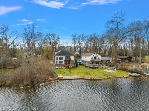 692 Appalachi St, Walled Lake MI  48390-1005 exterior