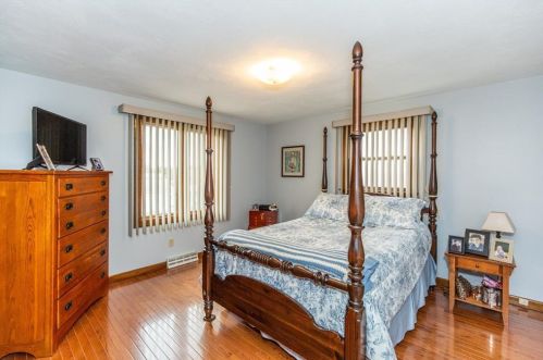 8 Ferncrest Dr, Providence RI 02919-3503 exterior