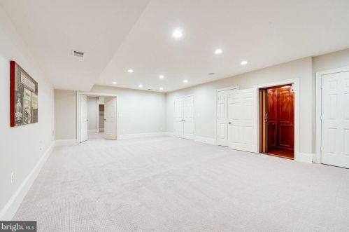 1402 Harvest Xing Dr, Mc Lean VA 22101-5650 exterior