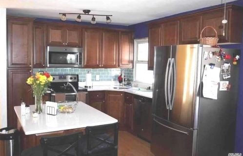 1288 America Ave, Babylon, NY 11704-4037