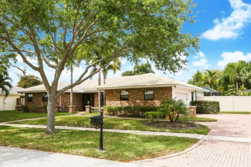 6821 Grande Dr, Boca Raton FL  33433-2736 exterior