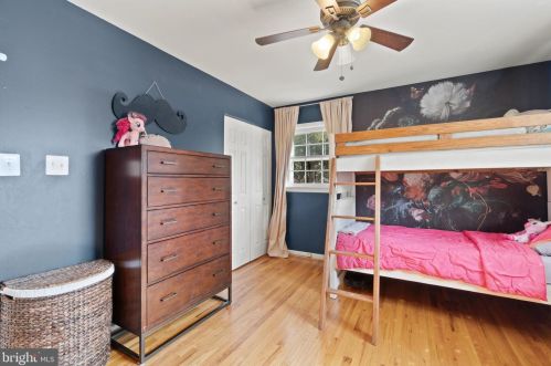 5608 Helmsdale Ln, Alexandria VA 22315-4137 exterior