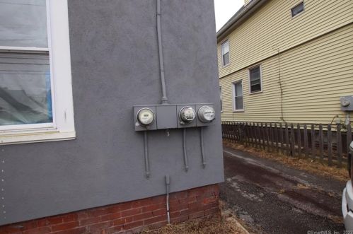 425 Burnside Ave, Hartford CT 06108-2711 exterior