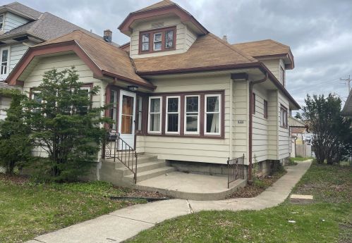 6326 Chambers St, Milwaukee, WI 53210-1456