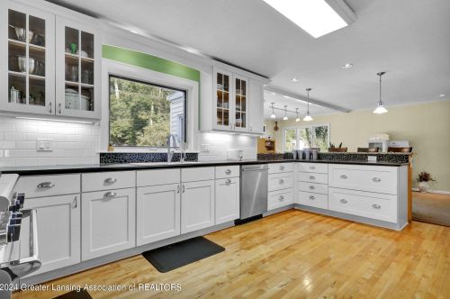 1053 Lantern Hl Dr, East Lansing MI 48823-2831 exterior