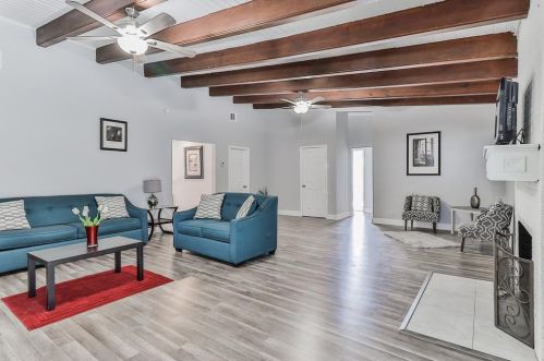 1305 13th St, Hempstead TX  77445-5147 exterior