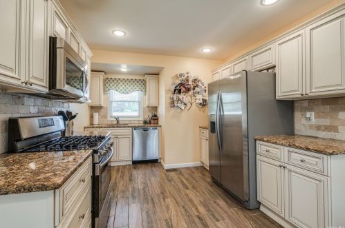 31 Harned Rd, Commack NY 11725-5104 exterior