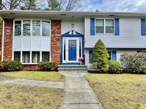 14 Meadowbrook Dr, Providence, RI 02919-1610