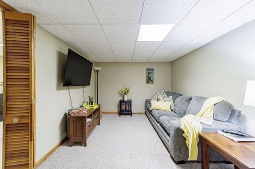 201 Winterset Dr, Springfield MA 01129-1850 exterior