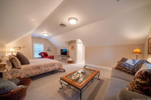 59 Farmington Rdg Dr, Farmington CT 06032-2456 exterior