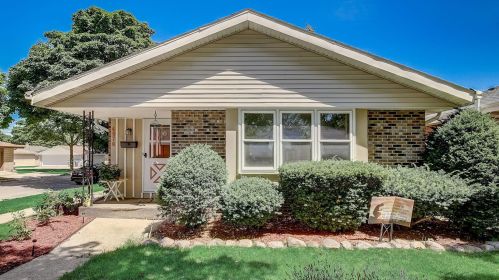 4076 83rd St, Milwaukee, WI 53222-1804