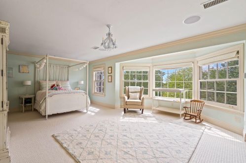 9303 Vly Hl Rd, Milwaukee WI 53217-1039 exterior