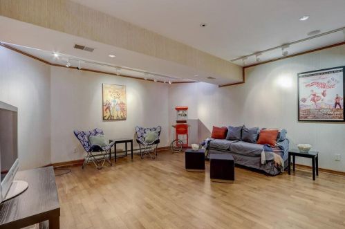 6990 Barnett Ln, Milwaukee WI 53217-3606 exterior