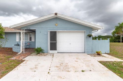 7820 Pineapple Ln, Port Richey, FL 34668-4050