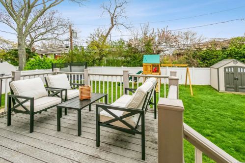 722 Eagle Dr, Valley Stream NY  11581-3540 exterior