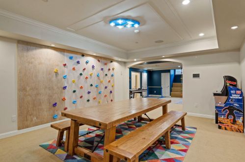 9303 Vly Hl Rd, Milwaukee WI 53217-1039 exterior