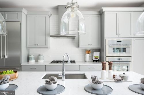 10272 Grosvenor Pl, Rockville MD 20852 exterior