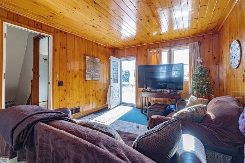 33 Cobb Ave, Chicopee MA 01013-3622 exterior