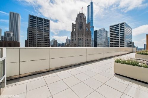 160 Illinois St, Chicago IL  60654-2706 exterior