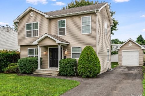 67 Caldwell St, Huntington Station, NY 11746-1821