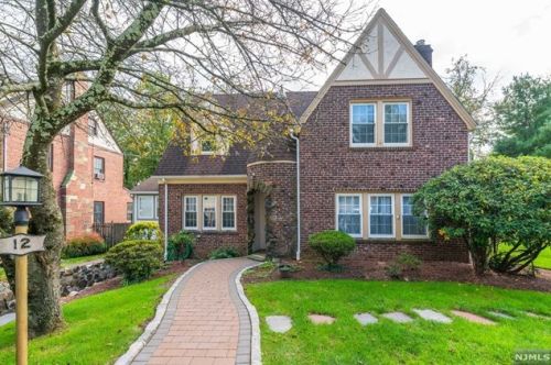 12 Burnett Ter, Town Center NJ  07052-3810 exterior