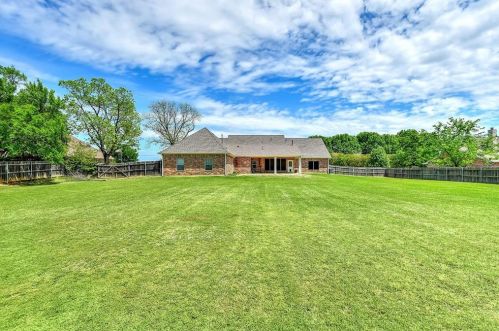 1757 Woodlake Rd, Denison TX 75021-8020 exterior