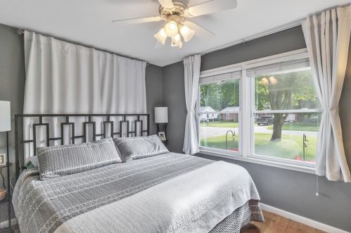 8125 Lk Wood Dr, Kalamazoo MI 49002-4338 exterior