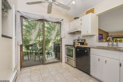 15 Hillside Ct, Clinton NJ 08809-1136 exterior