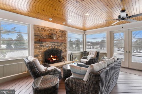 19840 Meredith Dr, Rockville MD 20855-2426 exterior