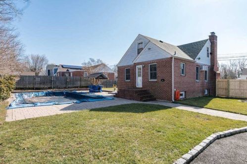 31 Leyden St, Huntington Station NY 11746-1825 exterior