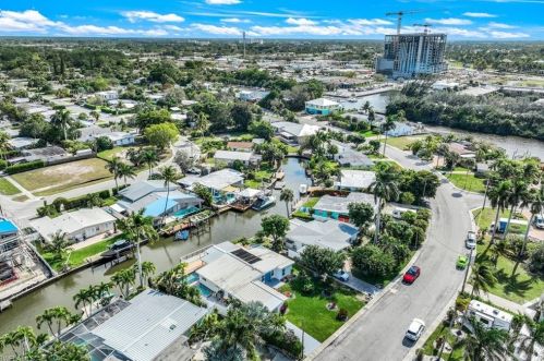 1809 Hbr Ln, Naples FL 34104-0317 exterior