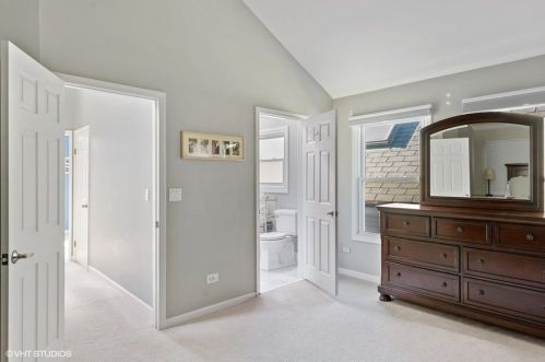 1828 Barry Ave, Chicago IL 60657-2042 exterior