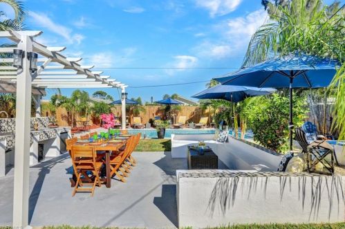 821 91 Ave, Naples FL 34108-2426 exterior