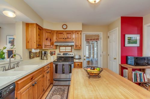 4 Hampshire Dr, Concord NH 03301-5914 exterior