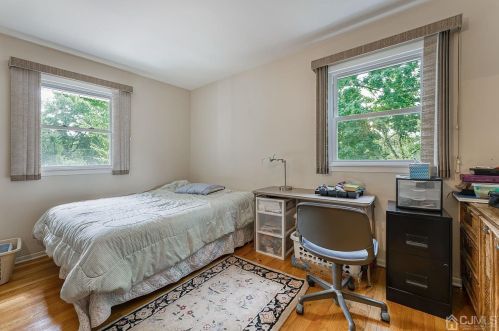 1 Charles Ct, Edison NJ 08820-2818 exterior