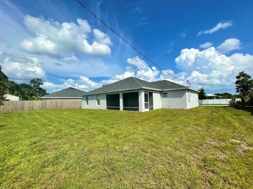 742 Fairhaven Dr, Fort Pierce FL  34983-1080 exterior