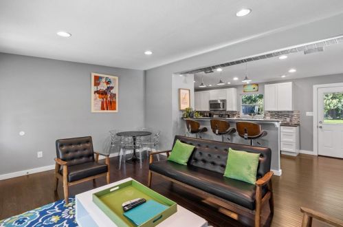 704 Crestland Dr, Austin TX  78752-1309 exterior