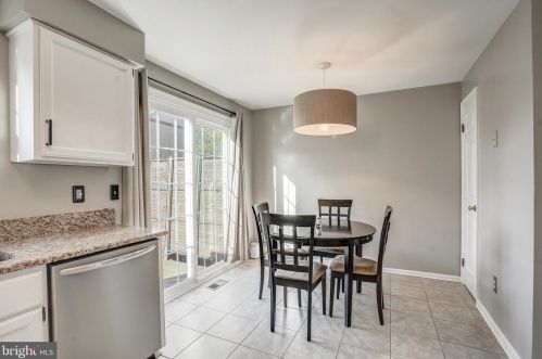 7818 Colonial Springs Blvd, Alexandria VA  22306-2864 exterior