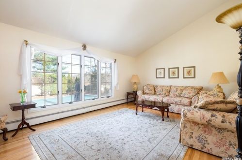 29 Wesleyan Rd, Commack NY 11725-2519 exterior