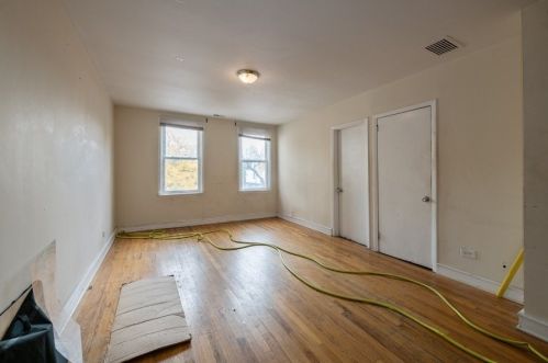 2102 Roscoe St, Chicago IL 60618-5819 exterior