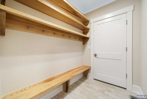 81 Trommel Dr, Mahwah NJ 07430-1533 exterior