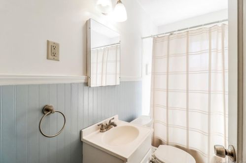 12 Monroe St, North Haven CT 06473-1813 exterior