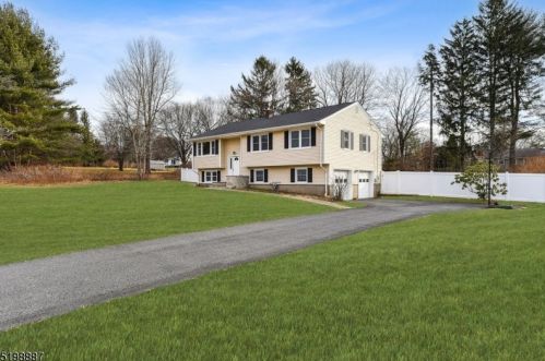 8 Cathy Ln, Chester, NJ 07930-2301