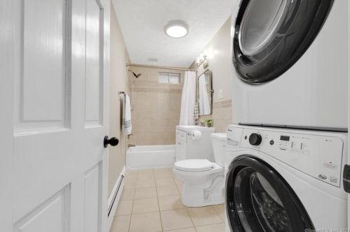 92 West St, Windsor Locks CT  06096-1813 exterior