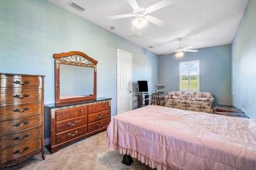 386 Dalton Cir, Fort Pierce FL 34953-5850 exterior