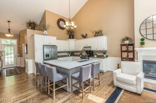 629 Mountain Cir, Rochester, MI 48306-4291