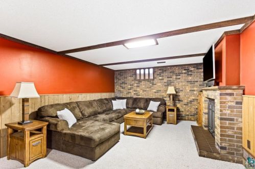 2344 Hutchinson Rd, Duluth MN 55811-3266 exterior